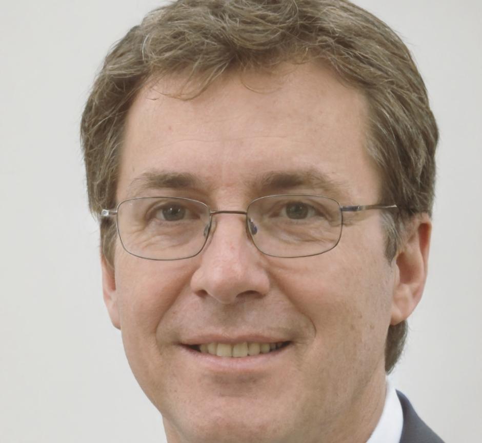 Zufriedener Kunde nach erfolgreicher Finanzberatung